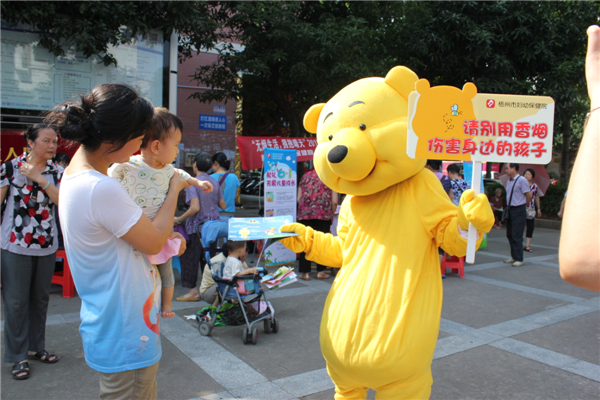 5月29日，梧州市婦幼保健院到潘塘公園參與衛(wèi)生系統(tǒng)開(kāi)展的世界無(wú)煙日宣傳活動(dòng)，該院醫(yī)務(wù)人員扮成可愛(ài)的卡通造型，呼吁市民為孩