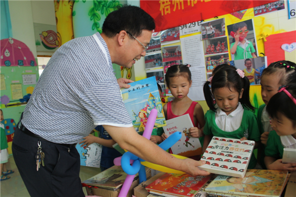 梧州市總工會(huì)黨組書記、常務(wù)副主席朱明勝在梧州市總工會(huì)到梧州高新區(qū)雙語(yǔ)實(shí)驗(yàn)學(xué)校開(kāi)展關(guān)愛(ài)農(nóng)民工留守活動(dòng)中為孩子們送上學(xué)習(xí)用具