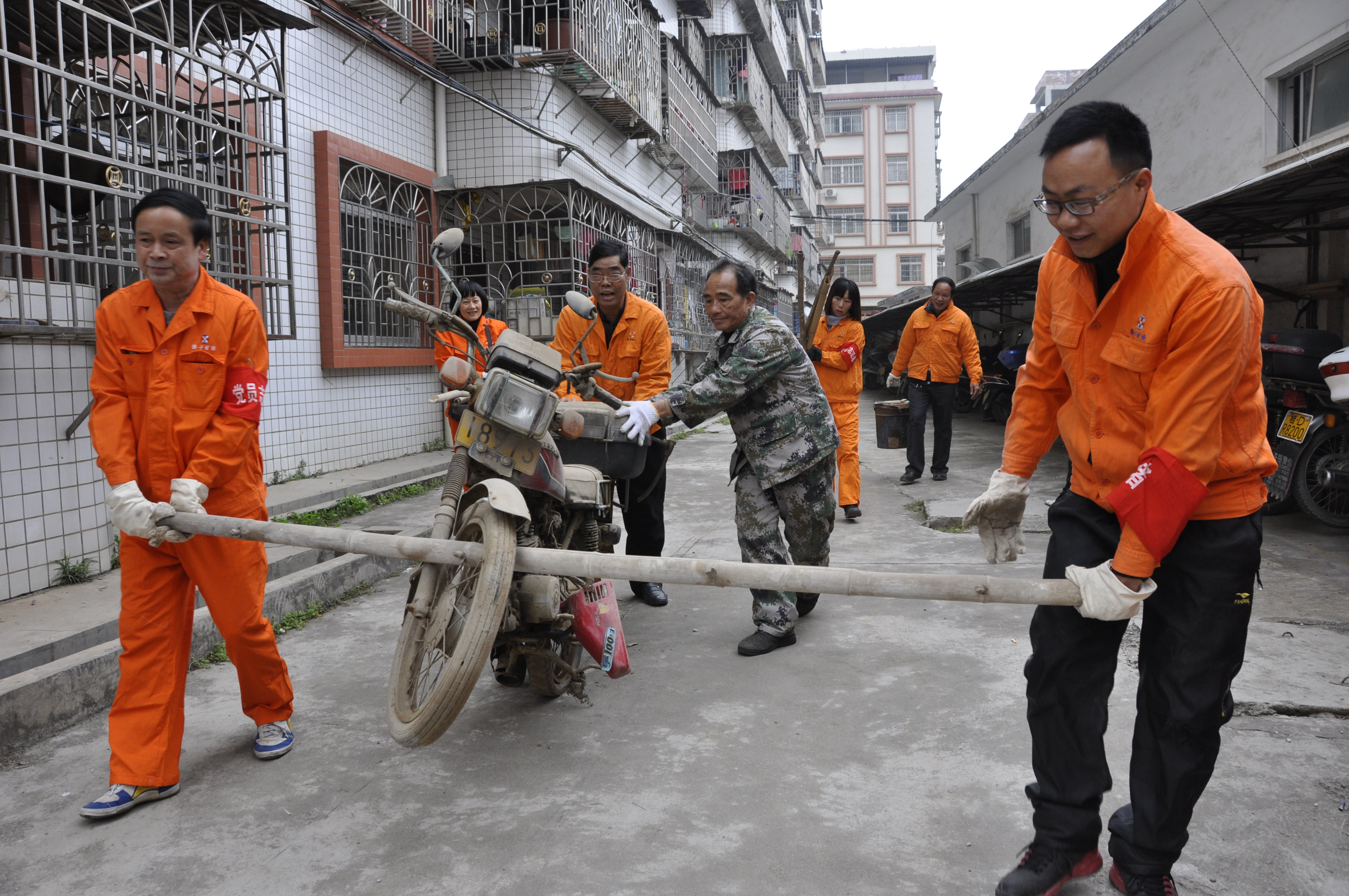 佛子公司開展清理廢舊摩托車、自行車、生活垃圾志愿者服務(wù)活動