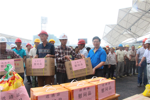 市總工會黨組書記、常務(wù)副主席為在建體育場農(nóng)民工送清涼