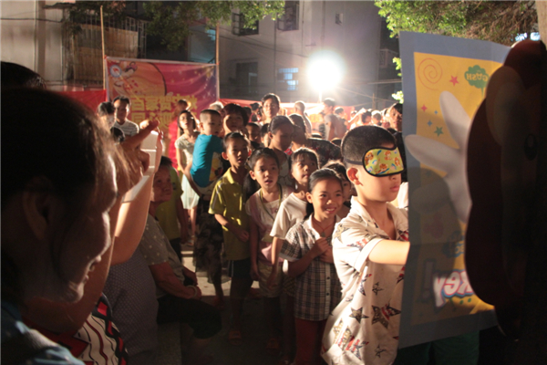 在中秋節(jié)來臨之際，為進一步拓展“雙報到”活動，踐行“兩學一做”學習教育，關愛社區(qū)職工群眾，營造歡樂祥和的節(jié)日氛圍，梧州市