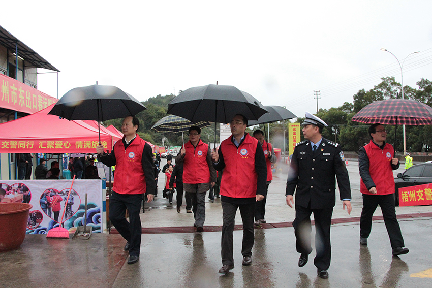 市委常委、組織部部長(zhǎng)張惠強(qiáng)，市人大副主任、市總工會(huì)主席徐遠(yuǎn)洲一行在東出口春運(yùn)服務(wù)站視察各行業(yè)愛(ài)心服務(wù)站.jpg