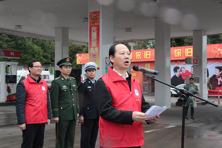 市人大副主任、市總工會(huì)主席徐遠(yuǎn)洲在主持“暖流活動(dòng)”啟動(dòng)儀式.jpg