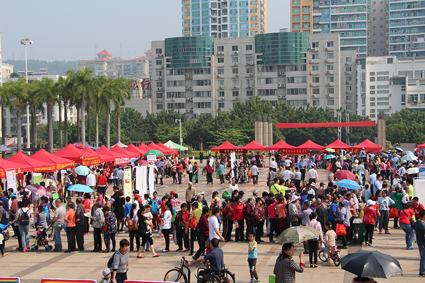 市總工會(huì)舉辦慶五一“中國(guó)夢(mèng)，勞動(dòng)美”服務(wù)職工廣場(chǎng)活動(dòng)(圖文)