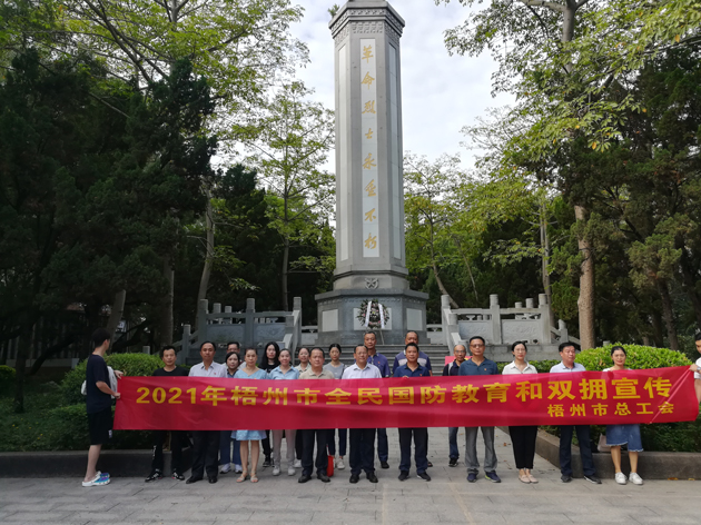 瞻仰烈士紀(jì)念碑，在緬懷烈士中提升國防意識(shí)