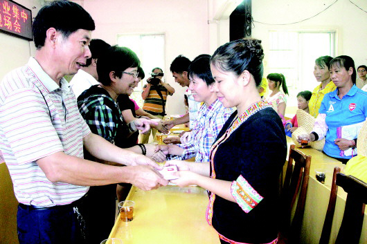 蒼梧縣六堡鎮(zhèn)：召開“企業(yè)集中建會”暨“農民工入會集中行動”現(xiàn)場會