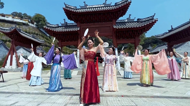 聽，梧州學(xué)院的教職工演繹《禮儀之邦》向祖國73周年華誕獻禮
