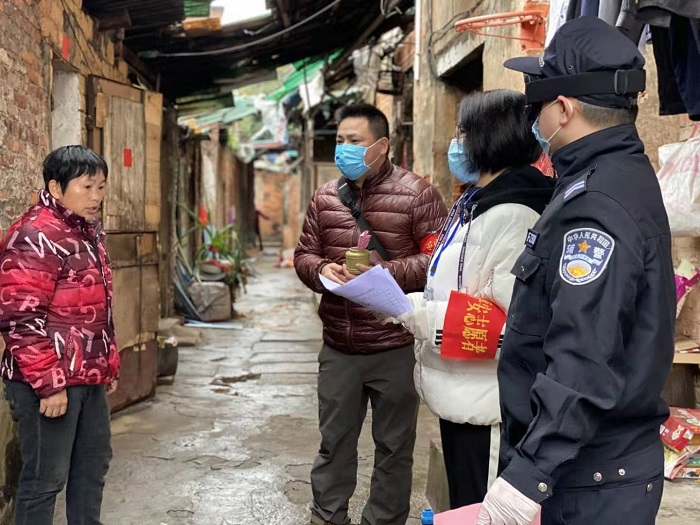 圖2.2月4日，萬秀區(qū)總工會主席莫培燁到龍骨社區(qū)協(xié)助開展疫情防控核查和宣傳工作.jpg