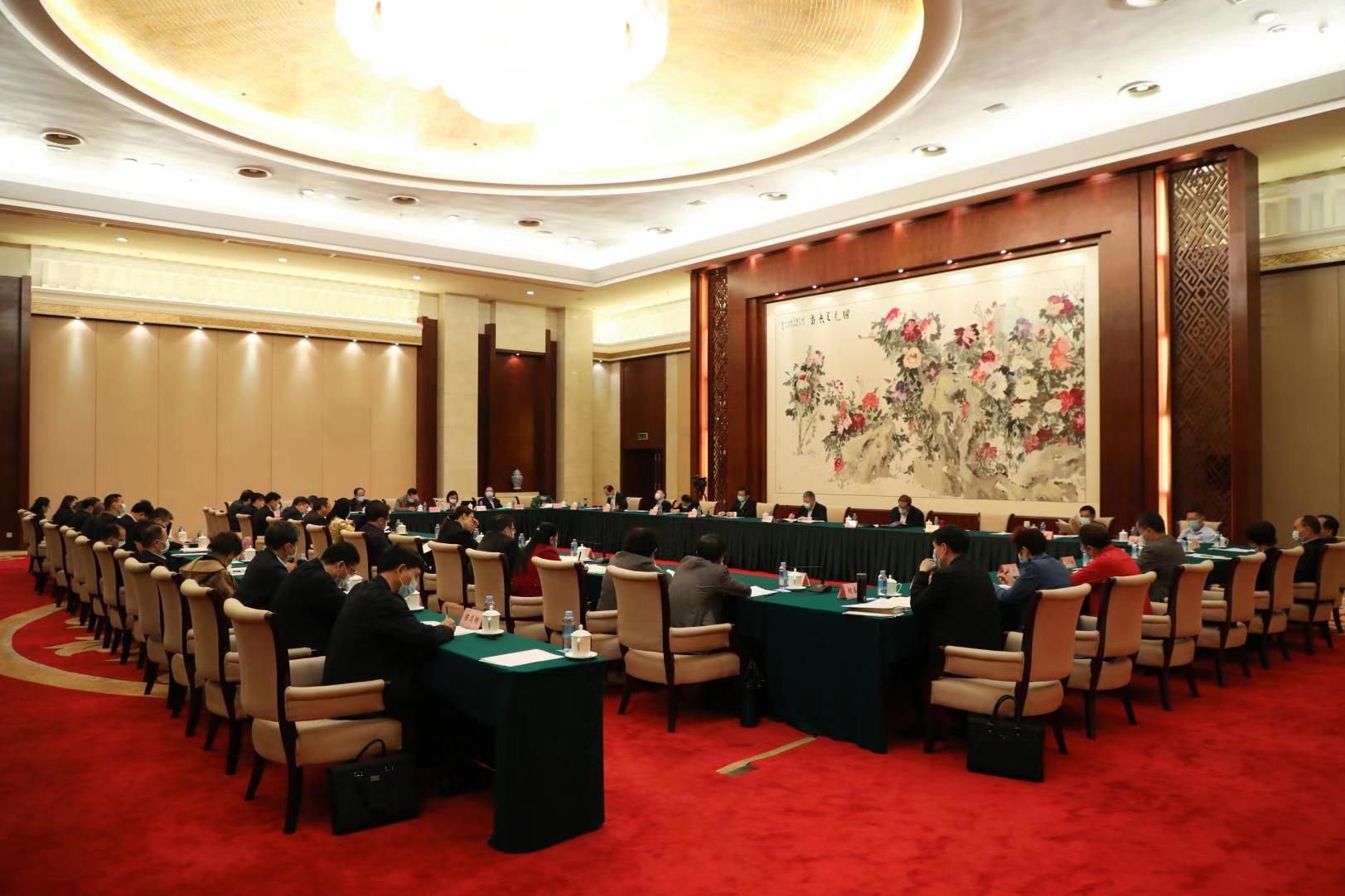 自治區(qū)政協(xié)十二屆四次會議召開期間，工會界別委員結合工作實際，積極建言獻策——