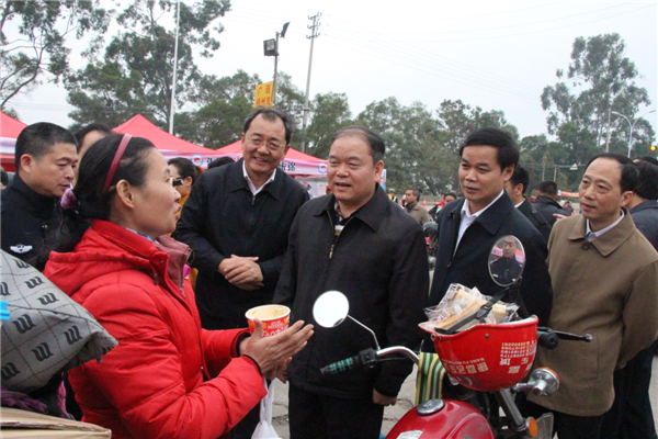 兩廣總工會主席在暖流行動中為返鄉(xiāng)農民工送溫暖.jpg