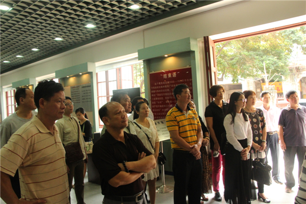 為踐行社會(huì)主義核心價(jià)值觀，進(jìn)一步弘揚(yáng)優(yōu)秀傳統(tǒng)文化，引領(lǐng)全市廣大職工群眾文明祭祖，文明追思。4月3日梧州市總工會(huì)組織干部職